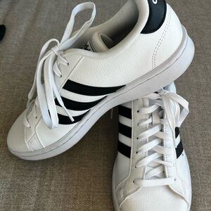 White Adidas Grand Court Sneaker Women’s Size 7 1/2 Excellent Condition
